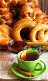 Tea in a green mug and bagels on a linen napkin