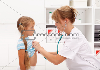 Little girl at the doctor