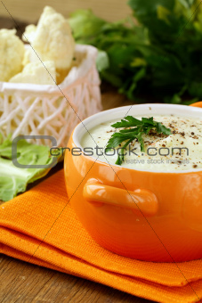 Cream soup of cauliflower with black pepper and parsley
