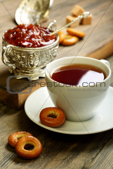 Tea with small bagels and fig jam.