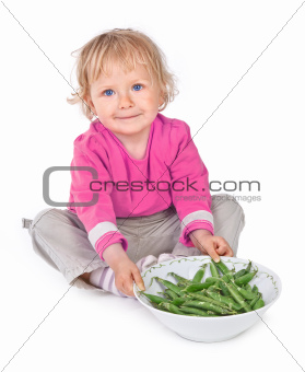 small girl with grean peas