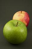 A green and a red apple