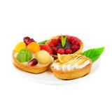 Small cakes with fruit and cream