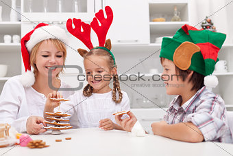 Happy people making gingerbread christmas tree