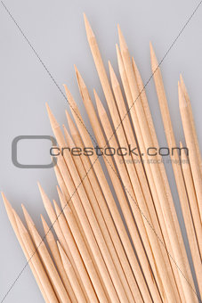 Multiple wooden bamboo skewers laying