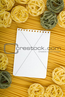 Note paper on Italian pasta background