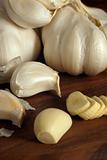 Cloves and sliced garlic