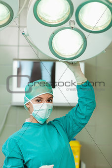 Surgeon holding a surgery light