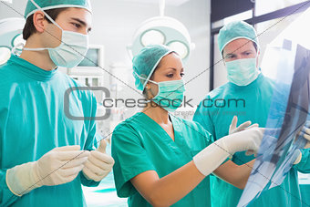 Surgical team analysing a X-ray