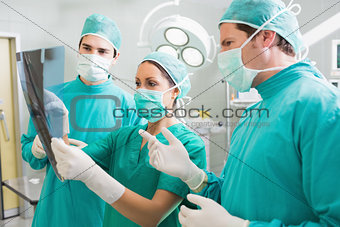 Surgical team speaking of a X-ray
