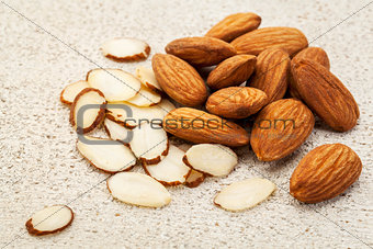 sliced raw almonds