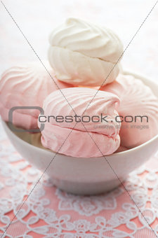 White and pink marshmallows in the bowl