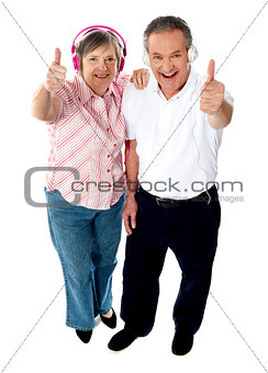 Thumbs-up couple tuned into music
