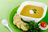 Vegetable cream soup with crackers