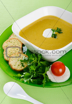 Vegetable cream soup with crackers
