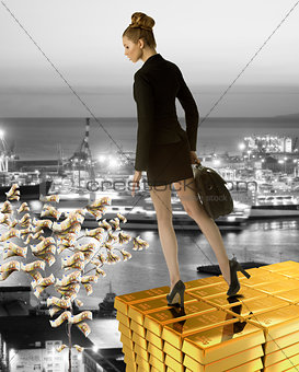 nice bÃ¬usines woman on gold tower near sea port