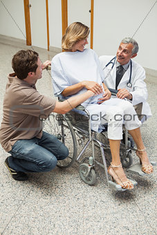 Doctor talking to pregnant woman