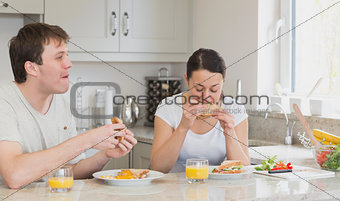 Young couple eating lunch