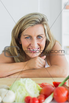 Smiling woman leaning on table