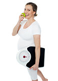 Young pregnant woman enjoy fresh green apple