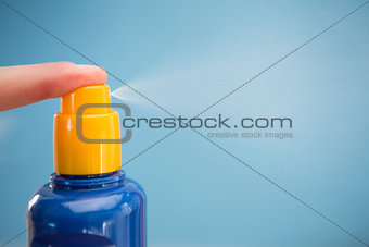 Finger spraying sun tan lotion