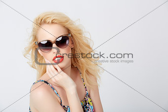 Trendy blond woman posing with sunglasses