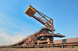 coal loading conveyor belt piles coal