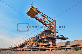 coal loading conveyor belt piles coal