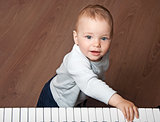 child  play music on piano keyboard