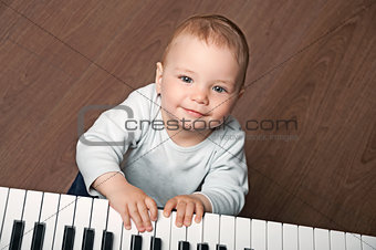 baby play black and white piano
