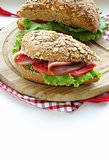 sandwich of wholemeal bread with ham and tomatoes