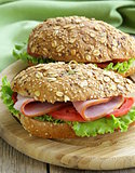 sandwich of wholemeal bread with ham and tomatoes