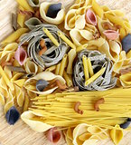 different kinds of pasta (spaghetti, fusilli, penne, linguine)