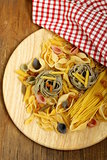 different kinds of pasta (spaghetti, fusilli, penne, linguine)