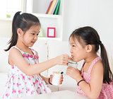 Children eating yoghurt 