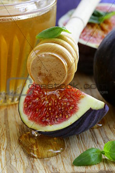 Fresh ripe figs and light honey - a healthy dessert