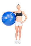 Relaxed fit woman holding exercise ball