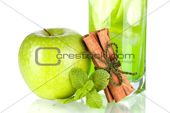 Green cocktail with apples, mint and cinnamon