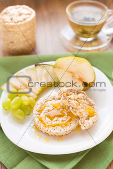 Corn crackers with honey and fruits