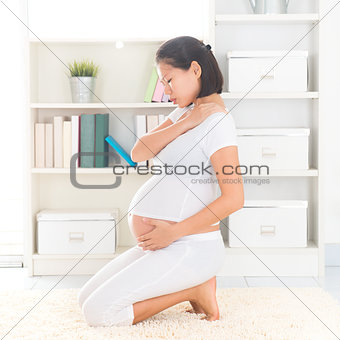 Pregnant woman having shoulder pain 