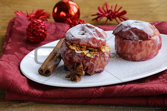 Baked apples with spices