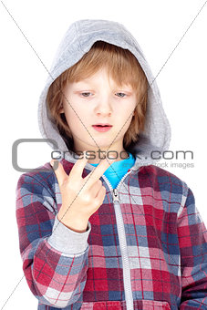 child counting on fingers