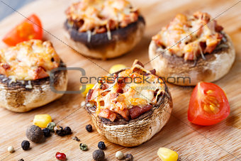 Stuffed champignons with ham and cheese
