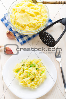 Mashed potatoes sprinkled with scallion and dill