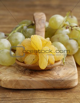 dried white grapes (raisins)