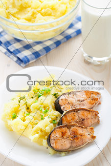 Mashed potatoes with fried salmon