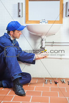 Concentrating plumber repairing sink