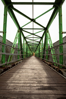 Footbridge with symmetrical metal structure