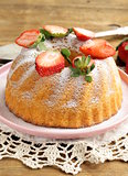 round sponge cake with strawberries