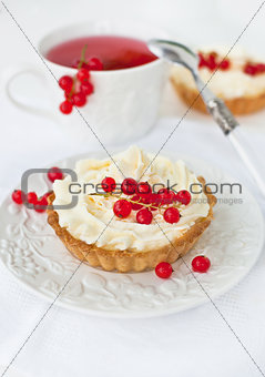 Tartlets with whipped cream and red currants